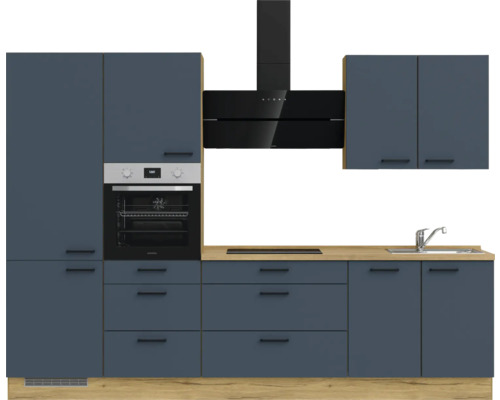 Küchenzeile in Blau mit Elektrogeräten und Spüle