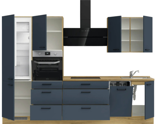 Küchenzeile mit Spüle, Herd, Dunstabzugshaube, Kühlschrank und Schränken in moderner Optik