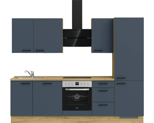 Küchenzeile mit Spüle, Herd, Dunstabzugshaube und Schränken