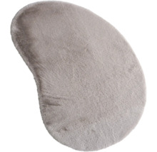 Grauer Teppich mit ungewöhnlicher Form