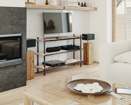 Wohnzimmer mit Fernseher, Holzregal und Dekoration