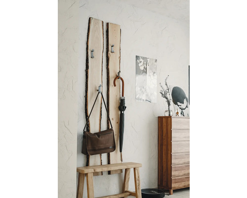 Flur mit Garderobe aus Baumscheiben, Hocker, Tasche und Regenschirm