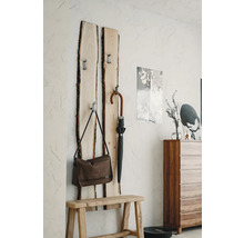 Flur mit Garderobe aus Baumscheiben, einer Bank und Accessoires