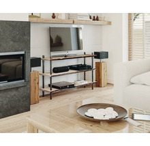 Wohnzimmer mit Fernsehgerät auf Holzregal, Lautsprechern und Couchtisch