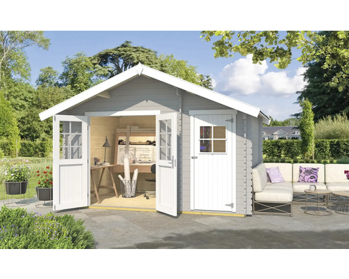 Gartenhaus weka 253 Gr. 2 inkl. Fußboden 420 x 310 cm hellgrau Gartenhaus mit geöffneter Doppeltür und möbliertem Innenraum, umgeben von Gartendekoration und einer Sitzecke