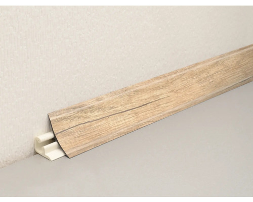 Sockelleiste mit Holzdekor und Clipbefestigung an einer Wand