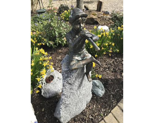 Gartenfigur Rottenecker Flötenspieler auf Granitfindling