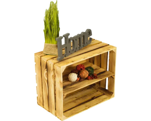 Dekoratives Holzkistenregal mit Zimmerpflanze und Wohndekoration