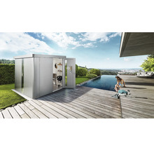 Moderne Gartenlaube aus Metall mit geöffneter Tür neben einem Pool auf einer Holzterrasse