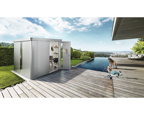 Moderne Gartenlaube aus Metall mit geöffneter Tür neben einem Pool auf einer Holzterrasse