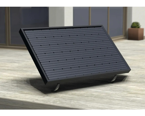 Solarmodul auf einer Holzterrasse