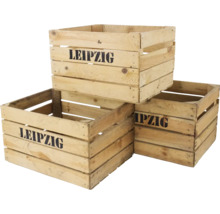 Stapel aus drei Holzkisten mit dem Aufdruck Leipzig
