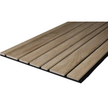 Holzpaneel mit Lattenstruktur auf schwarzem Untergrund