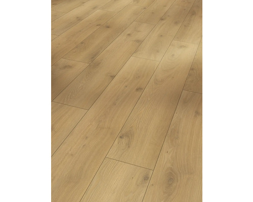 Verlegter Laminatboden mit Holzstruktur.