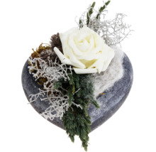 Herzförmiges Blumengesteck mit Rose, Zapfen und Grün