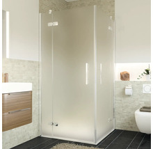Badezimmer mit Duschkabine aus Glas, Waschtisch und Toilette