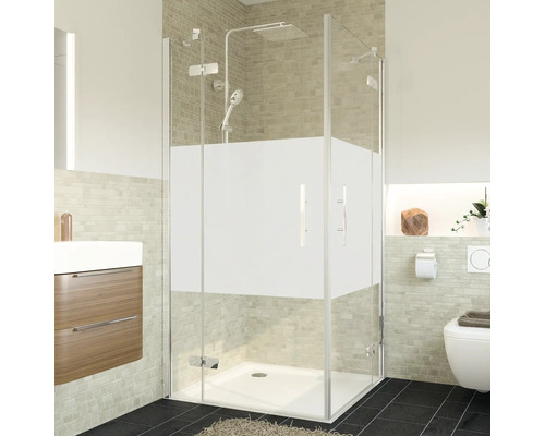 Eckdusche mit Milchglaselement in einem Badezimmer