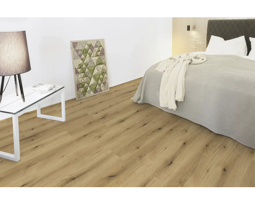 Heller Wohnraum mit Holzboden, Bett, Tisch und Dekoration