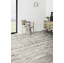Heller Wohnraum mit Holzboden, Stuhl und Kommode