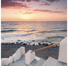 Treppe mit Blick auf das Meer bei Sonnenuntergang