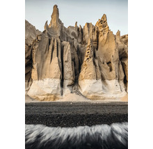 Küstenlandschaft mit Sandsteinfelsen und schwarzem Sandstrand