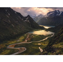 Berglandschaft mit See und Fluss