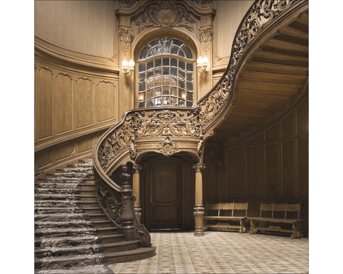 Holztreppe mit geschnitzten Details und Fenster