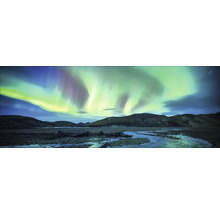 Panoramaaufnahme der Aurora Borealis über einer Berglandschaft mit Fluss