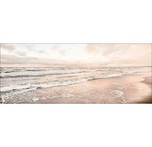 Panoramabild einer ruhigen Meereslandschaft mit Strand