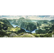 Panorama einer Berglandschaft mit See und bewaldeten Hügeln