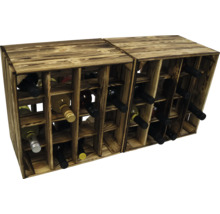 Zwei Weinregale aus Holz mit mehreren Weinflaschen