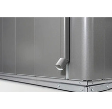 Detailansicht eines Gerätehauses aus Metall mit Regenrinne
