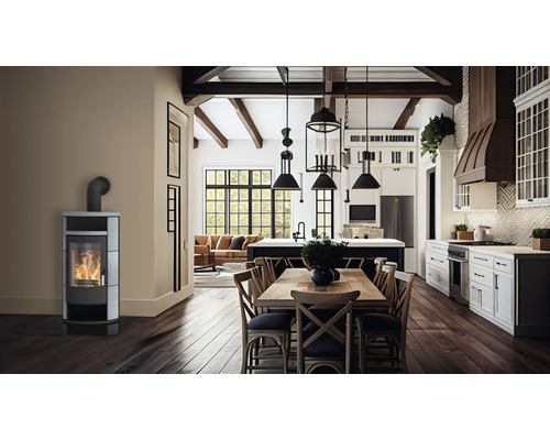 Wohnraum mit Kaminofen, Esstisch und Küchenbereich