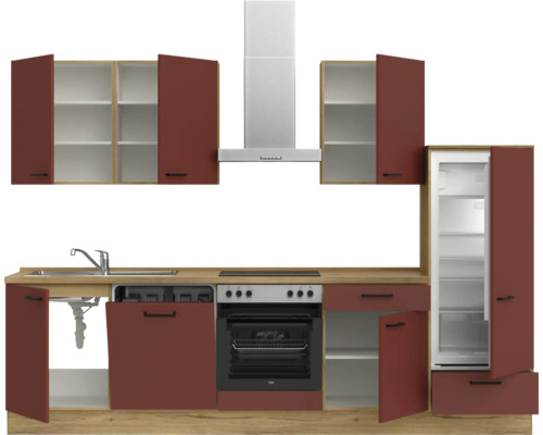 Küchenzeile mit Spüle, Herd, Backofen, Dunstabzugshaube, Kühlschrank und Schränken