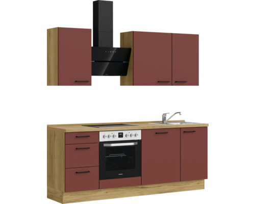 Küchenzeile mit Hängeschränken, Dunstabzugshaube, Herd und Spüle