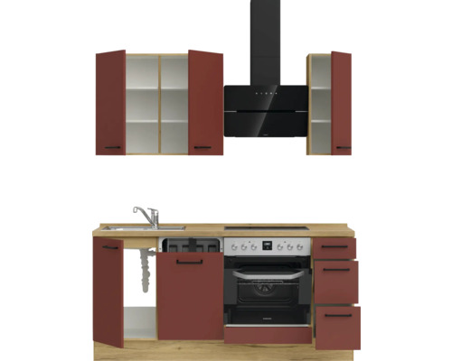 Küchenzeile mit Spüle, Herd, Dunstabzugshaube und Schränken