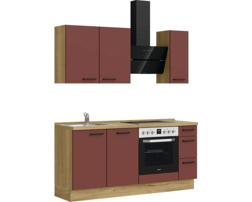 Komplette Küchenzeile mit Spüle, Herd, Dunstabzugshaube und Schränken in Holzoptik und Bordeauxrot