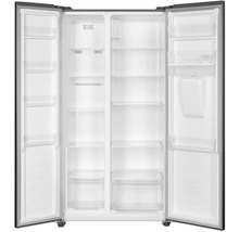 Geöffneter Side-by-Side Kühlschrank mit Regalen und Schubladen.