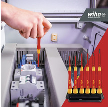 Elektriker arbeitet mit isoliertem Schraubendrehersatz von Wiha an einer elektrischen Anlage.