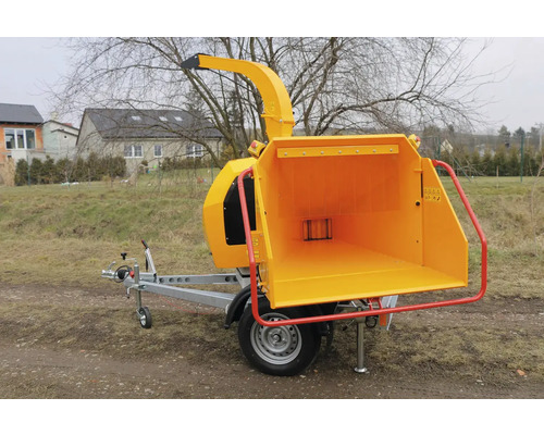 Holzhäcksler mit Anhänger für Gartenabfälle