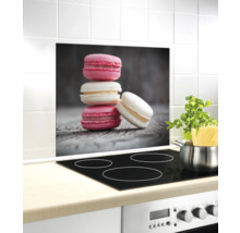 Küchenrückwand mit Macarons-Motiv hinter einem Kochfeld