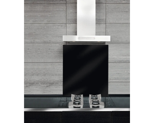 Küchenszene mit Dunstabzugshaube und Kochfeld