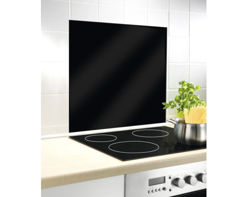 Schwarze Küchenrückwand aus Glas hinter einem Kochfeld