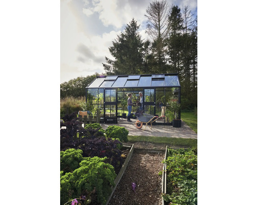 Gewächshaus im Garten mit Hochbeeten und Personen