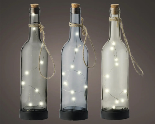 Drei dekorative Glasflaschen mit Korken und LED-Lichterkette