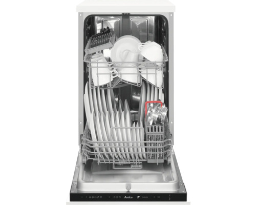 Geöffneter Geschirrspüler mit Geschirr und Besteck