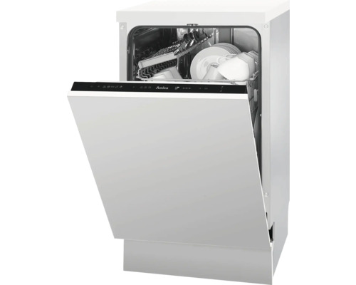 Weißer Geschirrspüler mit offener Tür und Geschirr