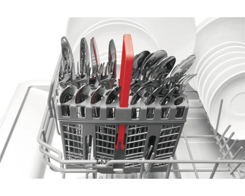 Geschirrspülmaschine mit Besteckkorb und Geschirr