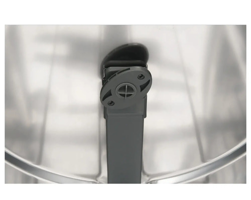 Detailansicht eines Spülbeckens mit Abflussgarnitur