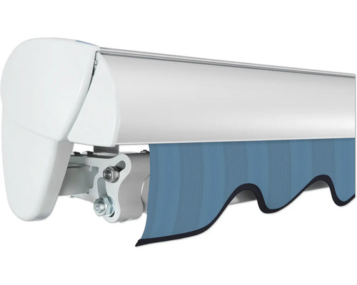 Detailansicht einer Markise mit blau gestreiftem Volant